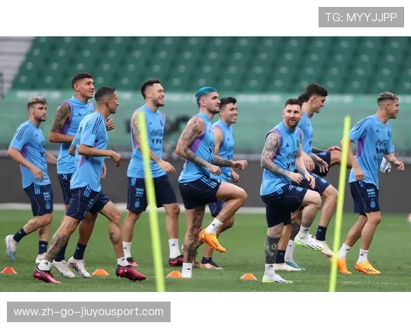 梅西训练时带着小狗,球迷直呼暖化 梅西训练时带着小狗,球迷直呼暖化