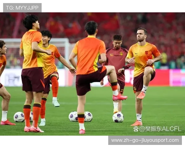 足球室内赛：队员滑倒撞飞摄影机